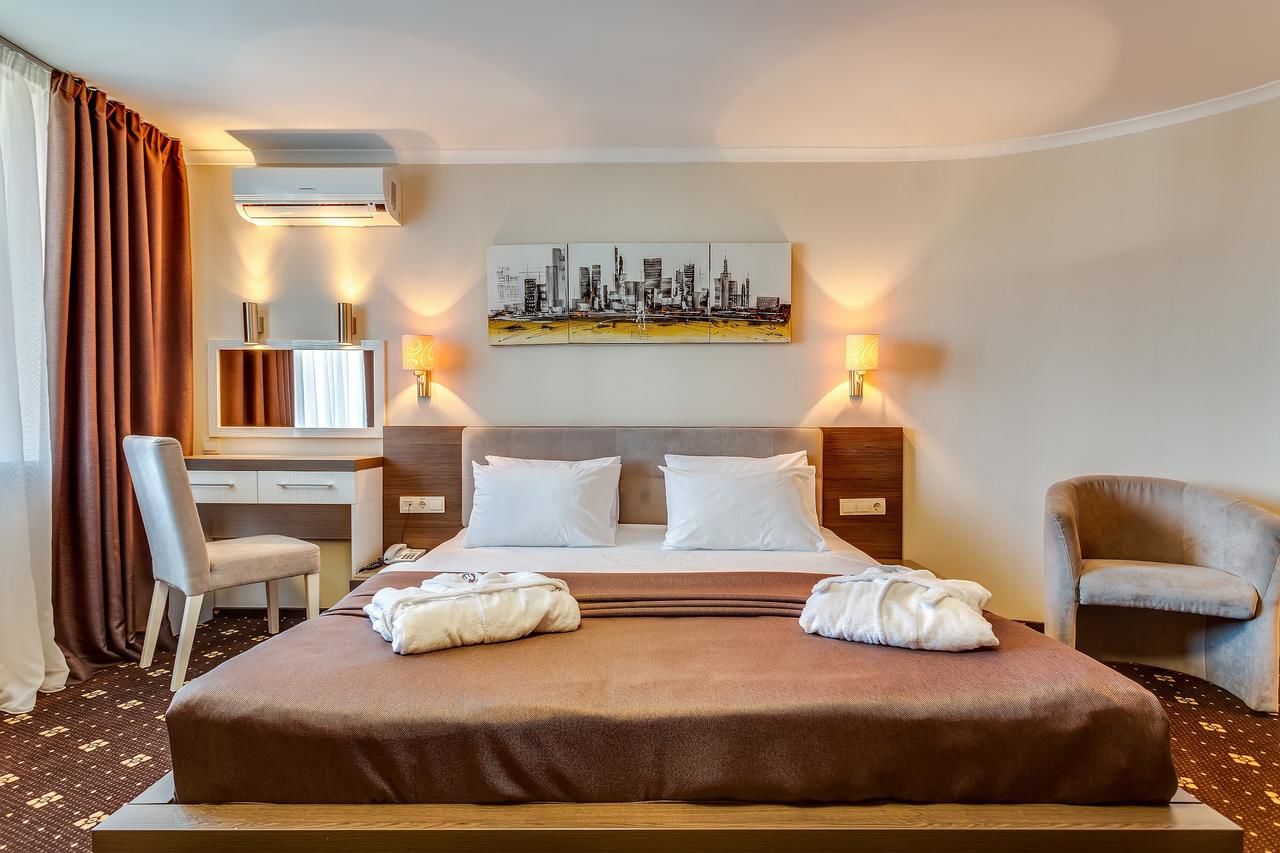 Отель Bratislava Hotel Kyiv Киев