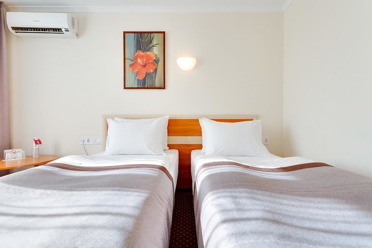 Отель Bratislava Hotel Kyiv Киев