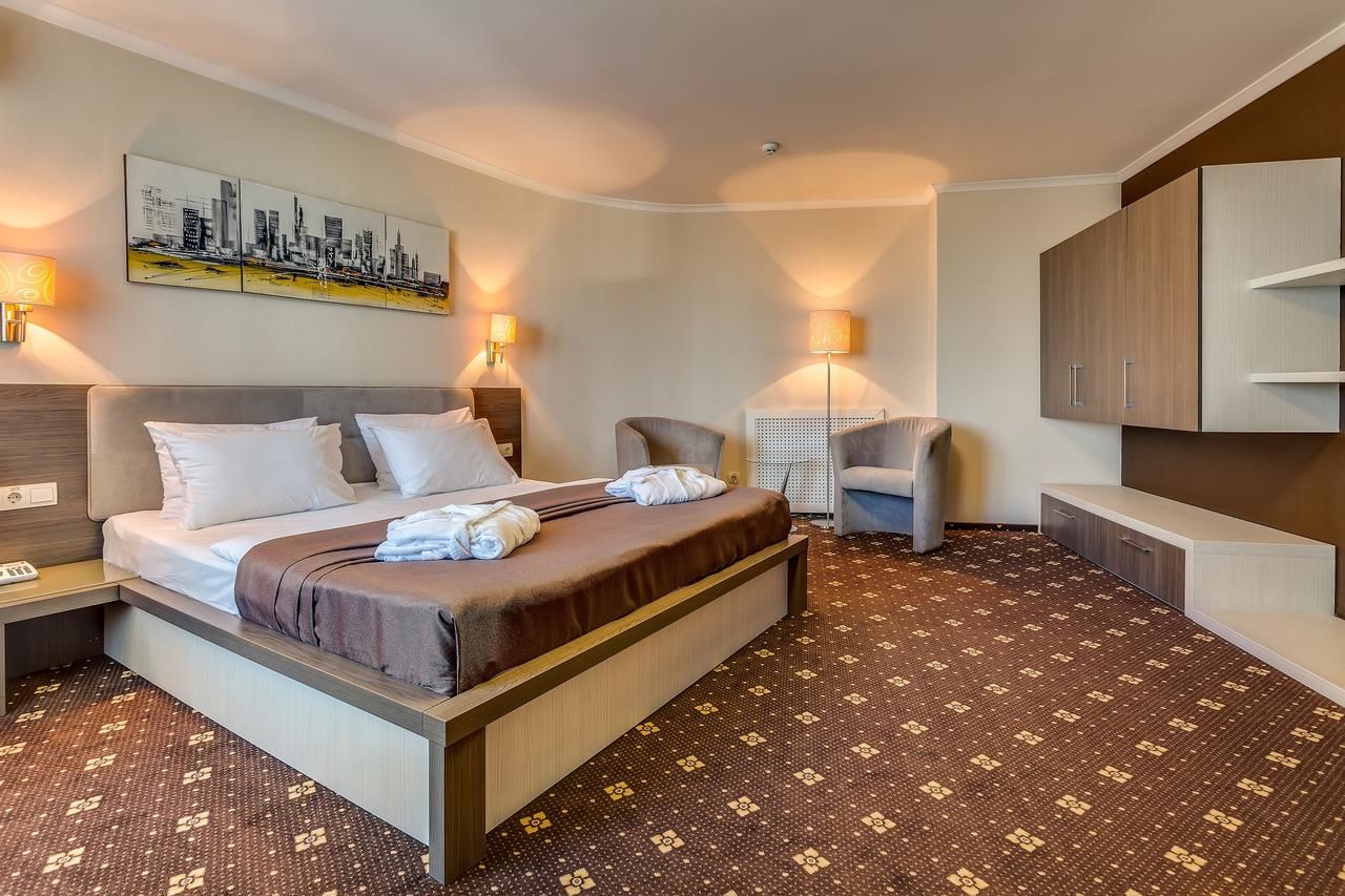 Отель Bratislava Hotel Kyiv Киев