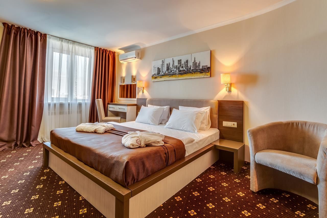 Отель Bratislava Hotel Kyiv Киев