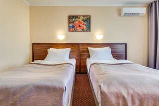 Отель Bratislava Hotel Kyiv Киев Улучшенный двухместный номер с 2 отдельными кроватями-4